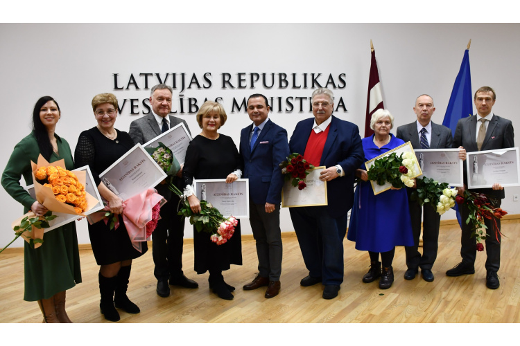 Veselības nozares profesionāļiem pasniedz Ministru kabineta Atzinības rakstus