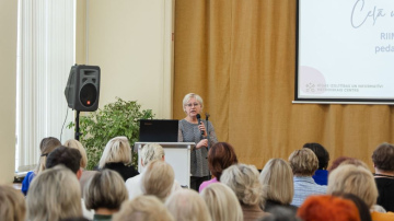 Rīgas skolotāji  forumā diskutē par izaicinājumiem un veiksmīgajiem piemēriem pārejā uz mācībām latviešu valodā