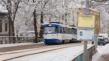 Neatbilstoši novietotas automašīnas traucē tramvaju satiksmi