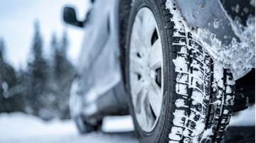 Kā rīkoties, ja auto uz ceļa saslīd? Skaidro eksperts