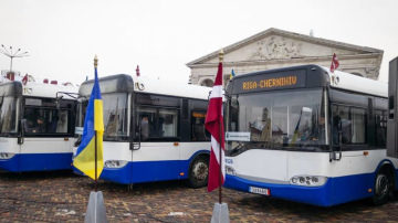 Rīgas vicemērs E. Ratnieks svinīgi nodod Rīgas dāvinātos autobusus Čerņihivai