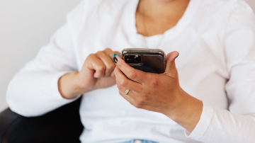 “Tele2” ievieš Latvijā jaunu risinājumu klientu aizsardzībai pret krāpniekiem