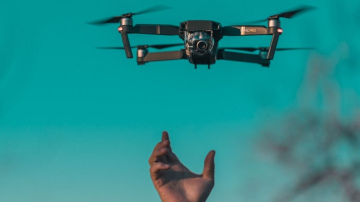 Dronu piloti lidojumus varēs pieteikt arī gaisa kuģu jeb dronu pārvaldības un uzraudzības sistēmas mobilajā lietotnē