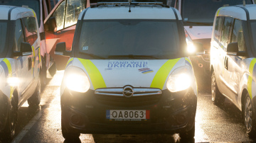 Uz Ukrainu dodas Valsts policijas ziedoto transportlīdzekļu konvojs