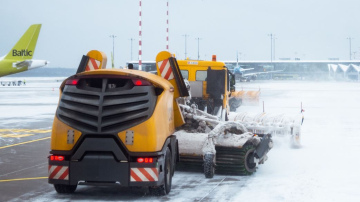 Lidlauka uzturēšanas darbi ziemā lidostā “Rīga” notiek diennakts režīmā