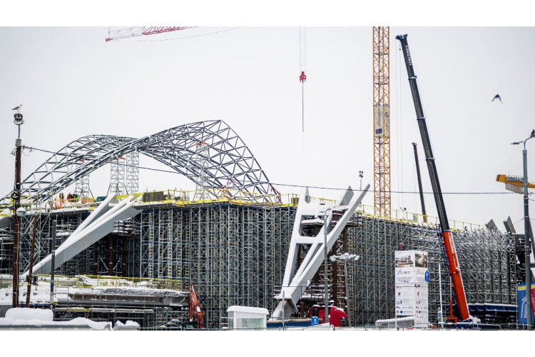 Rīgas panorāmu papildina pirmā Rīgas Centrālās stacijas jumta arka