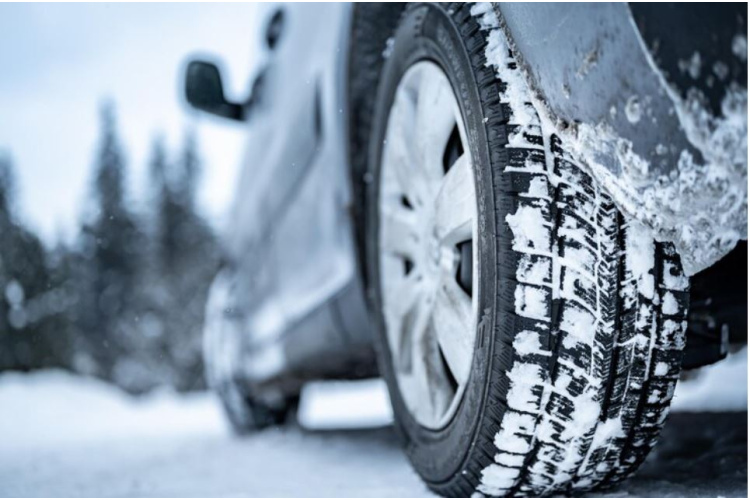 Kā rīkoties, ja auto uz ceļa saslīd? Skaidro eksperts