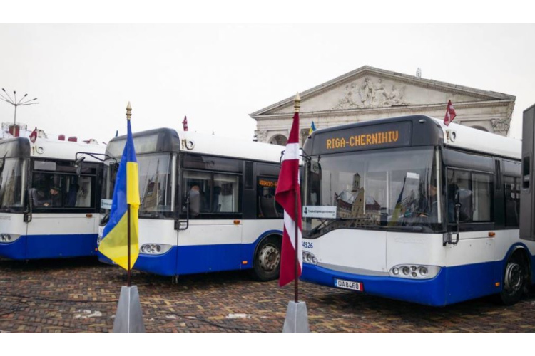 Rīgas vicemērs E. Ratnieks svinīgi nodod Rīgas dāvinātos autobusus Čerņihivai