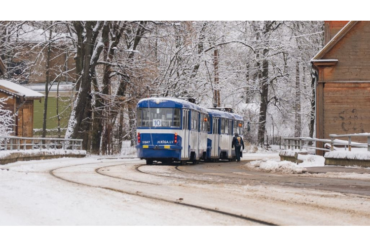 “Rīgas satiksme” aicina autovadītājus, novietojot automašīnu, pārliecināties vai tai garām varēs pabraukt