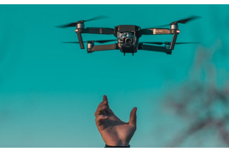 Dronu piloti lidojumus varēs pieteikt arī gaisa kuģu jeb dronu pārvaldības un uzraudzības sistēmas mobilajā lietotnē