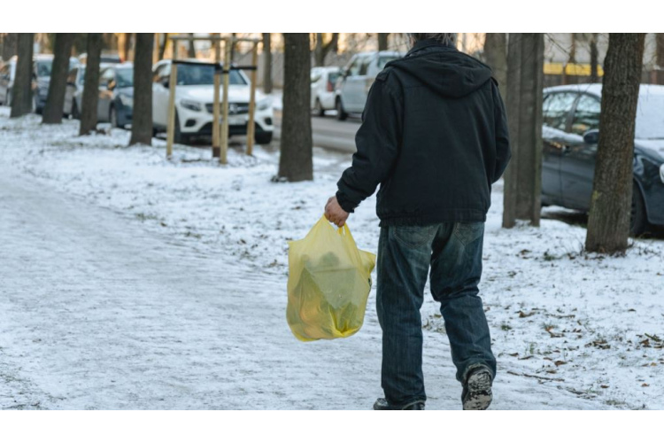 Aicina ziedot siltu apģērbu un ziemas apavus bez pajumtes palikušiem vīriešiem