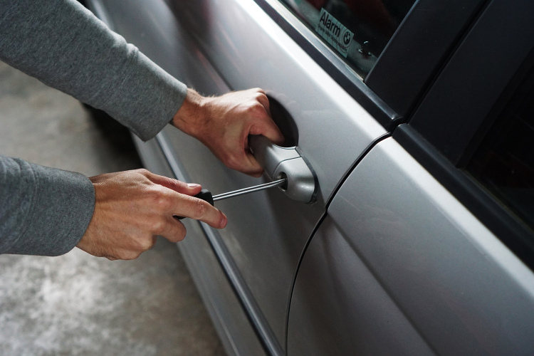 2023. gada auto zādzību tendences: automašīnas vecums un šķietami vienkārša marka no zagļiem nepasargā