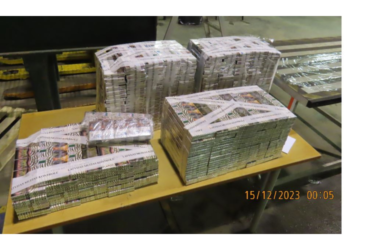 VID muitas amatpersonas transportlīdzeklī atklāj ar tālvadības pulti atveramas slēptuves...