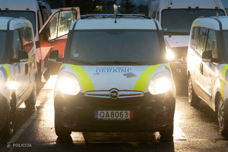 Uz Ukrainu dodas Valsts policijas ziedoto transportlīdzekļu konvojs