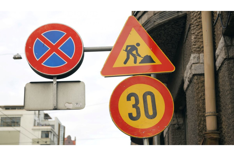 Aizliegs transportlīdzekļu stāvēšanu Miera ielas posmā