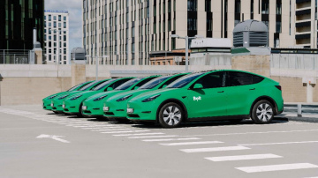 “Bolt” kopbraukšanas klientiem Rīgā sāk piedāvāt braucienus ar “Tesla” elektroauto; ievieš jaunu kategoriju