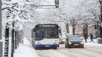 Rīgā šovakar iespējama strauja apledojuma veidošanās; transportlīdzekļu vadītāji aicināti būt uzmanīgiem