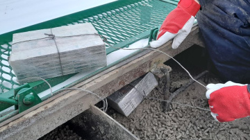 VID muitas amatpersonas atklāj kravas vilcienā paslēptus 67 tūkstošus kontrabandas cigarešu