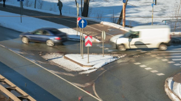 Rīgā aicina ziņot par satiksmei bīstamām bedrēm