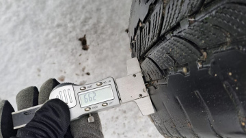 Valsts policijas amatpersonas teju tūkstoš transportlīdzekļiem Kurzemē pārbauda riepu atbilstību ziemas apstākļiem