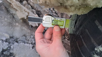 Pārbaudes laikā fiksē automašīnu ar nepilnu milimetru dziļu riepu protektoru