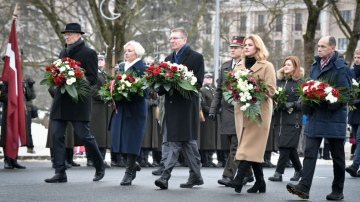 Ziedu nolikšanas ceremonija pie Brīvības pieminekļa un piemiņas vietās Bastejkalnā, godinot 1991. gada barikāžu ...