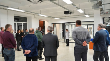 Ar “dzelzs lentu” atklāta pirmā Cēsu radošā un digitālā kvartāla “Rainis” ēka