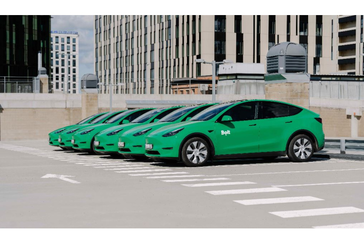 “Bolt” kopbraukšanas klientiem Rīgā sāk piedāvāt braucienus ar “Tesla” elektroauto; ievieš jaunu kategoriju
