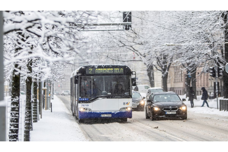 Rīgā šovakar iespējama strauja apledojuma veidošanās; transportlīdzekļu vadītāji aicināti būt uzmanīgiem