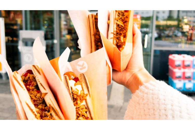 Salīdzināti Baltijas autobraucēju ēšanas paradumi – Latvija kļuvusi par Baltijas hotdogu lielvalsti