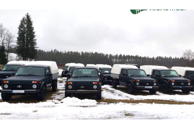 RĪGAS MEŽI Ukrainas aizstāvjiem nodos 12 vieglās automašīnas  “Lada 4x4 pickup”