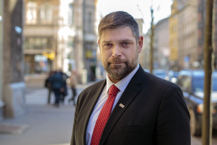 EM: Mums beidzot ir darbos, ne vārdos,  jāsekmē darbaspēka novirzīšana uz augstākas pievienotās vērtības nozarēm