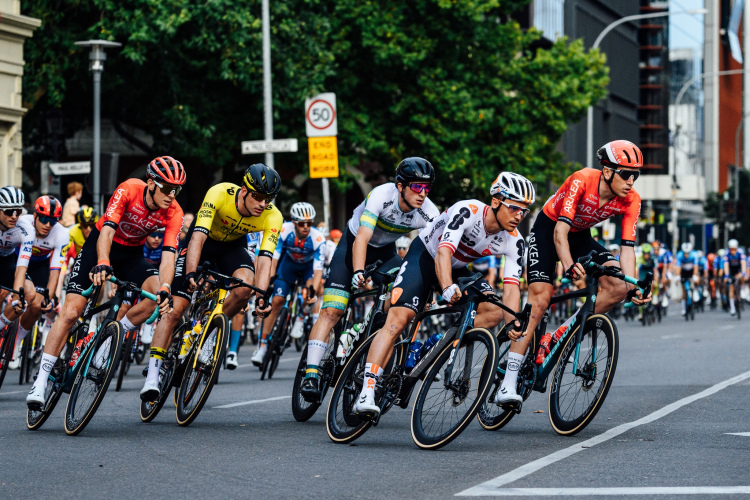 Liepiņš sezonu sāk ar 24. vietu “Santos Tour Down Under” 1. posmā