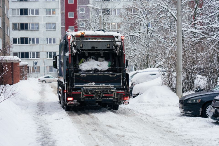 Intensīvas snigšanas laikā atkritumu izvešana var būt apgrūtināta; neizvešanas gadījumā tiks ieplānots papildu reiss