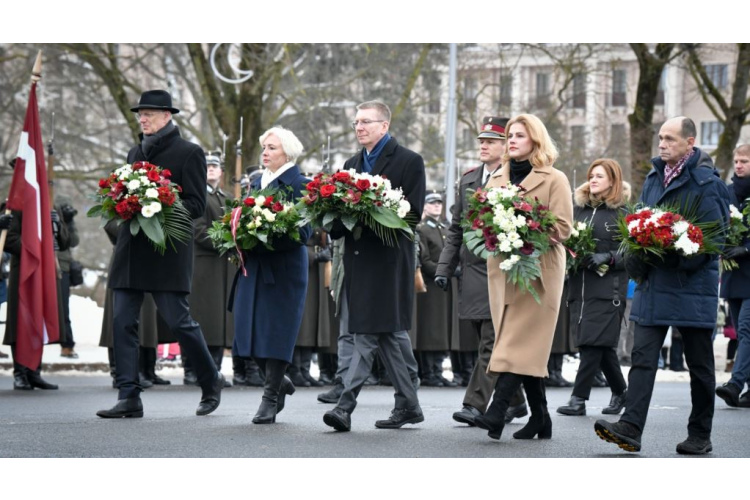 Ziedu nolikšanas ceremonija pie Brīvības pieminekļa un piemiņas vietās Bastejkalnā, godinot 1991. gada barikāžu ...