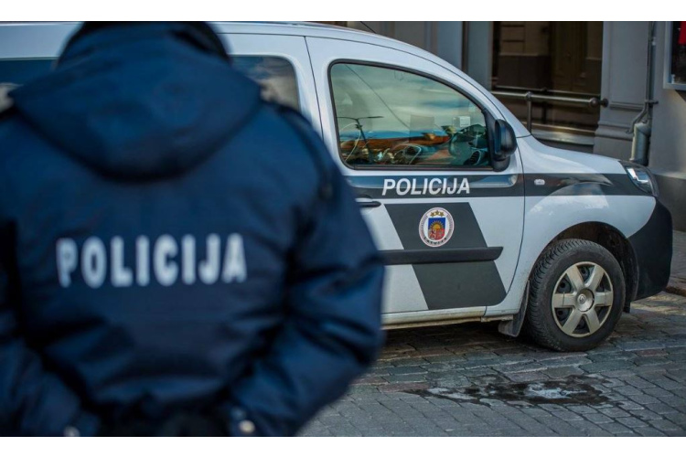 Valsts policija aiztur vīrieti, kurš ar īsziņas starpniecību no kāda iedzīvotāja izkrāpis gandrīz 950 eiro