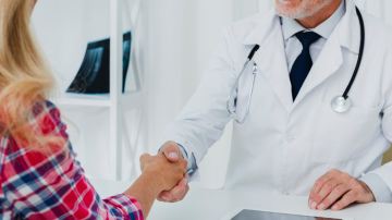 Būtiski pieaugusi interese par medicīnas pakalpojumiem uz nomaksu: sievietes rūpes par veselību atliek retāk