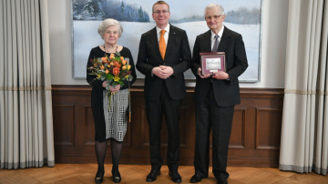 Valsts prezidents sveic Valstiskuma balvas ieguvēju Vili Vītolu apaļajā dzīves jubilejā