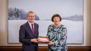 Valsts prezidents sveic Latvijas Nacionālā mākslas muzeja direktori Māru Lāci apaļajā dzīves jubilejā