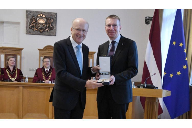 Valsts prezidents pasniedz valsts augstāko apbalvojumu Eiropas Savienības Tiesas priekšsēdētājam Kūnam Lēnartsam