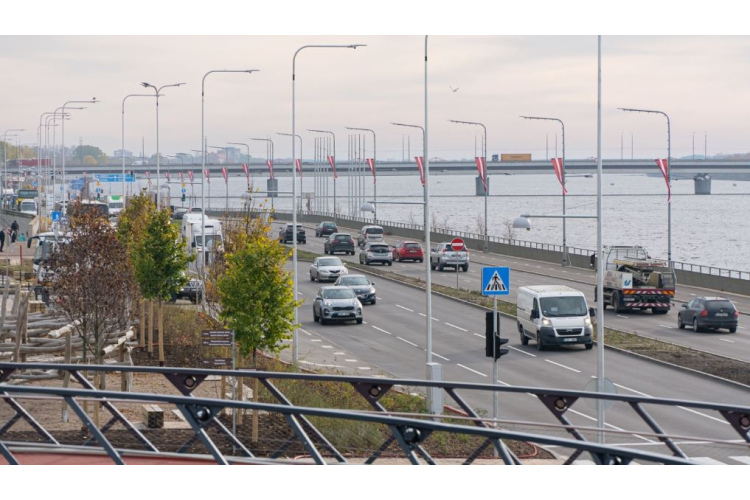 No pirmdienas Ģenerāļa Radziņa krastmalā pie Dzelzceļā tilta ieviesīs satiksmes izmaiņas, samazinot transporta joslu....