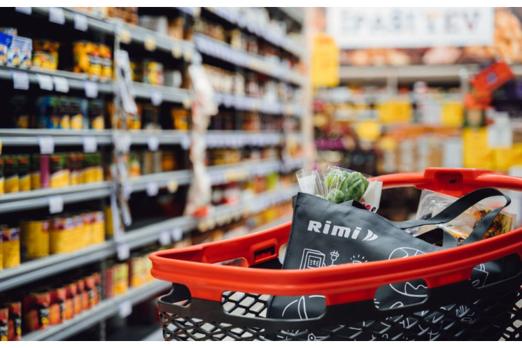 Iegādājoties produktus ar Mans Rimi karti, pērn Latvijā pircēji ietaupījuši gandrīz 220 miljonus eiro