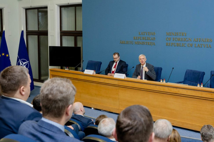 Uz semināru par aktualitātēm ārpolitikā pulcējas Latvijas pašvaldību pārstāvji