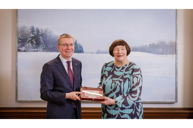 Valsts prezidents sveic Latvijas Nacionālā mākslas muzeja direktori Māru Lāci apaļajā dzīves jubilejā