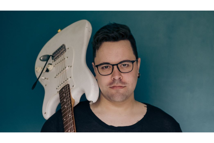Lai iedvesmotu neļauties stereotipiem, mūziķis Jānis Uplejs laidis klajā singlu “Sirdspuksti skan skaļāk nekā vārdi”