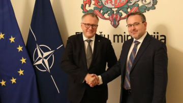 Finanšu ministrs tiekas ar Kanādas vēstnieku Latvijā