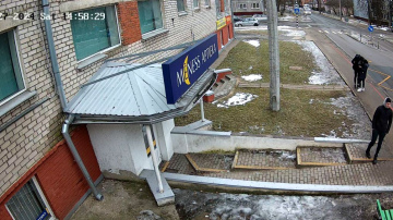 Aizdomās par somas zādzību Valsts policija meklē fotogrāfijās redzamo vīrieti