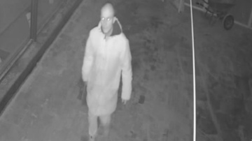 Aizdomās par instrumentu zādzību policija meklē attēlos redzamos vīriešus