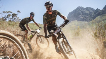 Muižnieks un Purniņš ar iespaidīgu pārsvaru uzvar “Cape Epic” 1. posmā