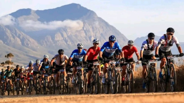 Kovgere un Pūcīte svin pirmo uzvaru “Cape Epic”; triumfē arī vīri
